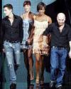 Naomi Campbell desfiló hoy para D&G, que mostró lo mismo una especie de pantalón/media en encaje que un traje-chaqueta negro, confeccionado casi como por un sastre convencional, pero siempre a ritmo de música ya que, como afirman ambos diseñadores, los que hoy marcan tendencia son los 'pinchadiscos'.  *   Diseño de: Dolce & Gabbana (D&G)