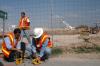 El percance se registró alrededor de las 15:30 horas cuando una máquina excavadora, de las llamadas “mano de chango”, propiedad de la compañía Coplasa, que se encarga de los trabajos de construcción de lo que será un paso subterráneo que conectará bajo la calzada Saltillo 400 a Soriana Revolución con City Club y viceversa, rompió la tubería de gas, causando un fuerte estallido a consecuencia de la presión del mencionado hidrocarburo.