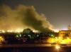 Tres edificios en la orilla oeste del río Eufrates, en la capital iraquí, ardieron.  Ambulancias y camiones de bomberos  se desplazaron entre los objetivos bombardeados.