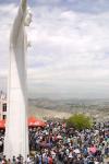 En el Cerro de las Noas de Torreón se congregaron aproximadamente 20 mil fieles quienes unieron sus rezos para pedir por la paz del mundo. La cifra rebasó las expectativas de la Dirección de Seguridad Pública Municipal.