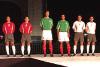 Las prendas, lisas en su totalidad, combinan los colores verde, rojo y blanco. Las playeras tienen como única diferencia dos rayas en los costados, que contrastan con el tono predominante.