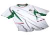 Las prendas, lisas en su totalidad, combinan los colores verde, rojo y blanco. Las playeras tienen como única diferencia dos rayas en los costados, que contrastan con el tono predominante.