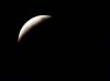 De hecho, la Luna no parecía ser más que una nube de color rosado para muchos, como Parker Sydnam, quien siguió el eclipse mediante un pequeño telescopio.