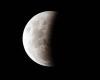 Un eclipse lunar se produce cuando la Tierra se interpone entre la Luna llena y la luz del Sol. En el momento culminante del eclipse, los tres astros están en línea recta. 

Vista en Paraguay