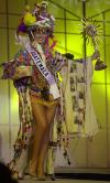 Miss Nigeria Ohunggotu Bissong, lució una máscara de las tribus de su país, la acompañan en la pasarela,  Miss Nicaragua Claudia Salmeron y Miss Nueva Zelandia Sharee Adams.