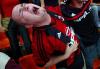 Miles de aficionados del equipo Milán celebran ayer por la noche en las calles de la ciudad del mismo nombre la victoria de su escuadra en la Liga de Campeones de Europa, tras vencer por penalties (3-2) a la Juventus en la ciudad inglesa de Manchester.