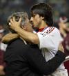 Ocho minutos después, Buffon salvó a su equipo de verse abajo en el marcador, al mandar a tiro de esquina de un manotazo un cabezazo de Filippo Inzaghi que amenazaba con colarse al fondo de las redes.