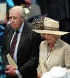 La reina Isabel II en compañía de su esposo el príncipe Felipe, su hijo el príncipe Carlos y su nieto el príncipe Guillermo en una de las fotos oficiales.