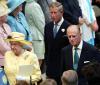 La reina Isabel II en compañía de su esposo el príncipe Felipe, su hijo el príncipe Carlos y su nieto el príncipe Guillermo en una de las fotos oficiales.