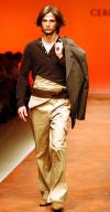 Las chamarras de piel, así como los pantalones y las bolsas fueron parte de la prouesta del 2004 de Cerruti.