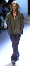 Valentino, el italiano que conquistó París hace décadas, viste a sus jóvenes modelos con tonos llamativos en caftanes abiertos que se llevan a modo de chaleco o de cardigan, chaquetas de marinero, jersey de cachemira anudado a la cintura y un ligero aire militar.