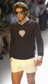 'Testosterona más elegancia', sintetizó el espíritu de la colección Giancarlo Giammetti, uno de los diseñadores de Valentino, quien puso como ejemplo de conquistador distinguido a Gregory Peck, el actor estadounidense fallecido la pasada semana.