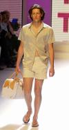 La virilidad de los conjuntos de Valentino se impusieron sobre el 'dandy ocioso' de Cavalli, dentro de las variadas propuestas de la pasarela de la moda masculina de Milán para la próxima primavera-verano 2004.