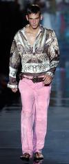 El diseñador Valentino agredece al público su asistencia al desfile de su colección primavera-verano 2004.