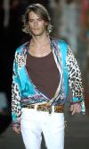 Cavalli llenó la pasarela de jinetes vestidos en raso y con colores de fantasía, con la silla de montar a la espalda y dispuestos a conquistar la competitiva pasarela milanesa.