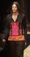 Un retrato de Donatella Versace es representado en esta camisa rosa que porta un modelo de esta casa de modas.