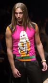 Donatella Versace agradece al público presente por haber asistido a su desfile.