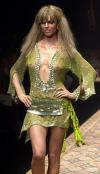 Donatella Versace agradece al público presente por haber asistido a su desfile.