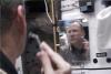 Esta imagen congelada de un video muestra al astronauta  David M. Brown rasurándose.