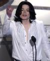 La cantante Ashanti lució un pequeño vestido blanco durante su actuación en el escenario donde interpretó uno de sus temas favoritos 'Rock With U'