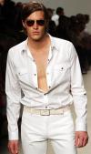 Por la pasarela de la moda masculina milanesa también desfilaron los hombres sexy y agresivos de Calvin Klein, en esta ocasión vestidos por Italo Zucchelli, que ha obviado los excesos para resaltar la masculinidad.