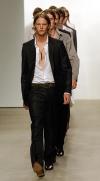 Este conjunto blanco recordando un poco a Elvis Presley fue presentado durante el desfile de Calvin Klein en Milán.