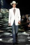 El vaquero de Gucci, más sexy, chic y joven que los rancheros texanos de estampa lejana, no renuncia a ponerse en un momento dado pantalones y zapatillas de tenis con rayas de colores, en una colección en la que priman los marrones.