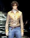 Con música del oeste americano como telón de fondo y algún que otro sombrero vaquero, los modelos de Gucci, pensados como síntesis del Nuevo y el Viejo Continente, llevan pantalones tejanos planchados con raya y ceñidos para realzar unas omnipresentes botas camperas.