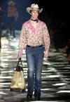 El vaquero de Gucci, más sexy, chic y joven que los rancheros texanos de estampa lejana, no renuncia a ponerse en un momento dado pantalones y zapatillas de tenis con rayas de colores, en una colección en la que priman los marrones.