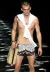 Con música del oeste americano como telón de fondo y algún que otro sombrero vaquero, los modelos de Gucci, pensados como síntesis del Nuevo y el Viejo Continente, llevan pantalones tejanos planchados con raya y ceñidos para realzar unas omnipresentes botas camperas.