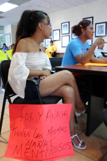 Gays vestidos de mujer se manifestaron en Presidencia de Torreón