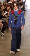 Este modelo desfiló con un traje sport de short negro y playera negra con adornos blancos. Los accesorios como los lentes de sol fueron parte fundamental en la propuesta de Rykiel.