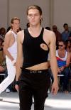Helmut Lang también presentó sus diseños primavera-verano 2004 en París.