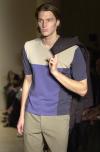 El diseñador alemán Martin Krutzki presentó sus modelos para el 2004 con una tendencia más vanguardista.