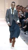 Jean-Paul Gaultier agradece al público su asistencia, al finalizar su desfile.