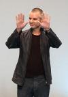 Jean Paul Gaultier habló de indumentaria masculina en un desfile donde la ropa a flor de piel fue predominante.