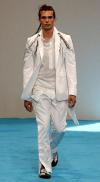 Un modelo porta un traje sport de chaqueta verde y camisa blanca, del diseñador Oswald Boateng.