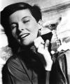 Hepburn no se amilanó y compró los derechos de una comedia sobre una heredera malcriada que se convirtió en un triunfo en Broadway y luego en la pantalla grande. La comedia se titulaba 'Historias de Filadelfia'.
