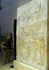 El Vaso de Warka, que data del año 3.200 antes de Cristo en la época sumeria, expuesto en un lugar estrecho fue bastante ignorado por los periodistas y otros visitantes que se agolparon para ver el oro de Nimrud.