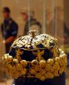 Bajo fuertes medidas de seguridad, con vehículos militares armados en los alrededores del museo, el conjunto de joyas de oro de la época asiria, de gran valor, fue exhibido durante varias horas y visitado por el administrador civil de Estados Unidos, Paul Bremer, y varias docenas de invitados.