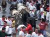 Al grito de '¡Pamplonesas, pamploneses, viva San Fermín!', Sánchez de Muniaín invitó a disfrutar de las fiestas a miles de personas que abarrotaban la céntrica plaza del Ayuntamiento de la ciudad, ataviados con su tradicional vestimenta de blanco y un pañuelo rojo al cuello, mientras gritaban de alborozo y descorchaban botellas de cava, con el que se regaban unos a otros.