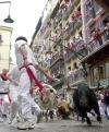 ESPAÑA-SANFERMINES
Tradicional 'chupinazo' da paso a más afamadas fiestas del país   06/07/2003  10:49  SOC   
 
 
 
Pamplona (España), 6 jul (EFE).- El tradicional 'chupinazo' -cohete anunciador- dio hoy inicio a nueve días ininterrumpidos de fiesta, jolgorio, música, bailes, encierros y corridas de toros en Pamplona, escenario de los Sanfermines, las fiestas más universales de España.

Del lanzamiento del cohete, que tuvo lugar a mediodía hora local (10.00 GMT) desde el banco principal del ayuntamiento de Pamplona, se encargó este año el concejal de la conservadora Unión del Pueblo Navarro (UPN) Juan Luis Sánchez de Muniaín, a quien por sorteo le correspondió este privilegio.

Al grito de '¡Pamplonesas, pamploneses, viva San Fermín!', Sánchez de Muniaín invitó a disfrutar de las fiestas a miles de personas que abarrotaban la céntrica plaza del Ayuntamiento de la ciudad, ataviados con su tradicional vestimenta de blanco y un pañuelo rojo al cuello, mientras gritaban de alborozo y descorchaban botellas de cava, con el que se regaban unos a otros.

La espera del 'chupinazo' estuvo amenizada con música y con el espectáculo canadiense Kabuki, que se encargó de lanzar serpentinas y confetis sobre el público