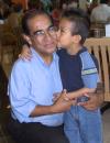 Eduardo Alvarado con su nieto Jesús Eduardo, en el festejo del día del padre.
