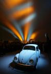 Algunos periodistas y funcionarios de la empresa se reunieron en una gran tienda blanca para darle el adiós a uno de los modelos de automóviles más famosos de la historia.