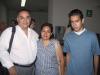 Fernando Delgado regresó de Perú y fue recibido por Guadalupe Carrizales, Mirna y Fernanda Delgado.