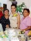 Ana Chew Gómez Llanos, en compañía de Claudia de Urie, Gloria de Rivera, Gloria de Chew y Adriana Arroyo de Chew, presentes en su despedida de soltera.