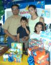 Angie Maldonado Mata en su tercer aniversario de vida, acompañada de sus padres César Maldonado y Verónica Mata y sus hermanos.