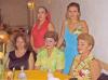 Laura Elena Félix con algunas invitadas en su segunda despedida de soltera, ellas son, Teresita Ulloa, Irma Félix, Hortencia Félix  y Alma.