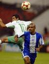 Con una evidente falta de ambición, Honduras pobló su media cancha en la primera mitad del partido, esperando el avance de México que se encontró con un mar de piernas difícil de superar.