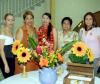 Verónica con las anfitrionas de su despedida de soltera, su mamá María Elena Duarte, Vanessa Leo, su futura suegra Gloria Torres de Ponce y Nidia Ponce Torres.
